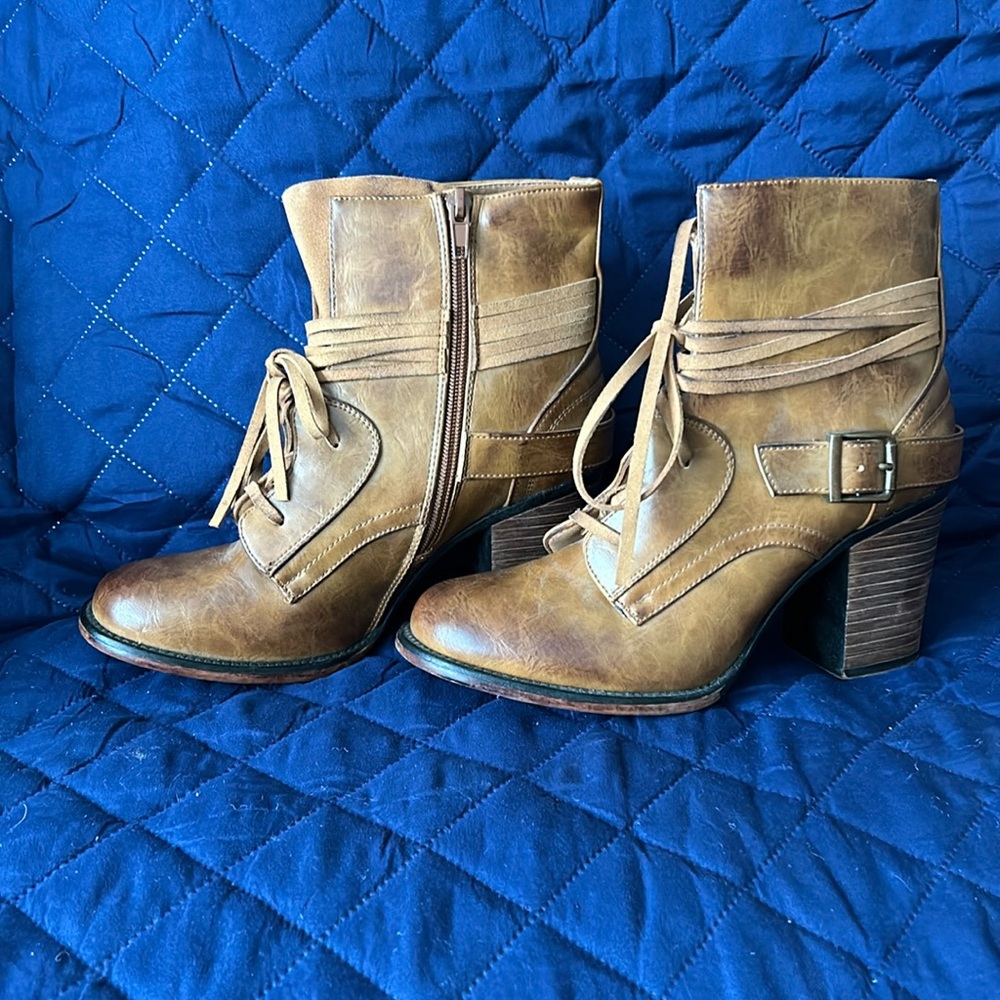 Ankle boot by Celebrity Pink Sz. 7.5M